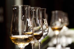 Kieliszki z alkoholem stojące na stole w restauracji
